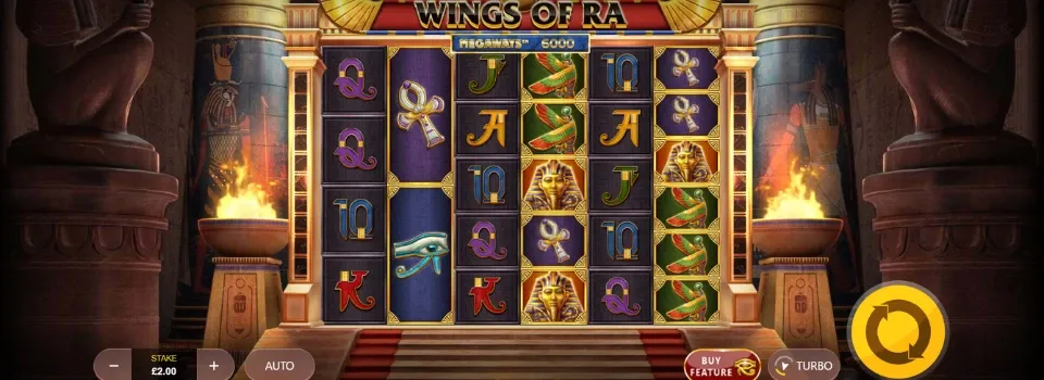 Skärmdump av Wings of ra megaways slotshjul i ett tempel med eld.