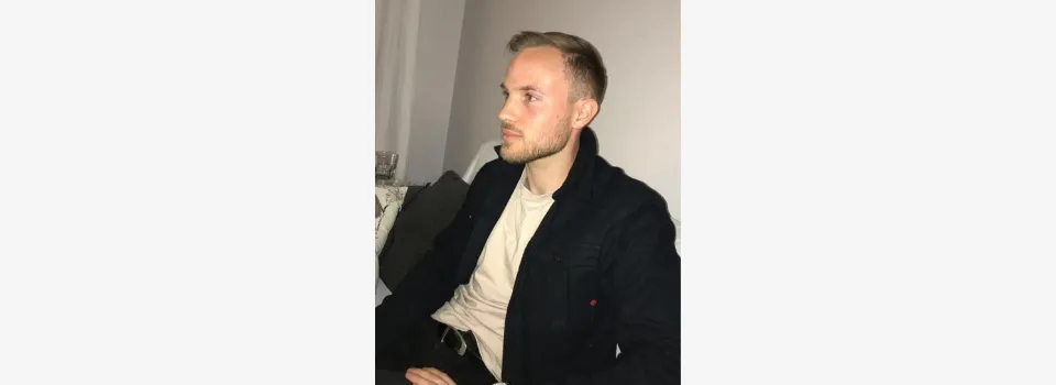 Emil Sandberg i soffan