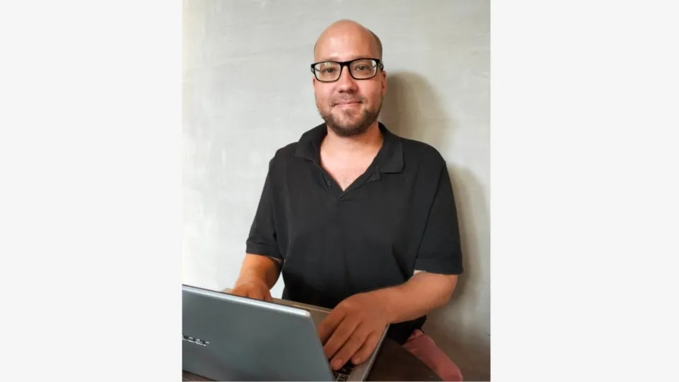 Kimmo hakala vid en dator