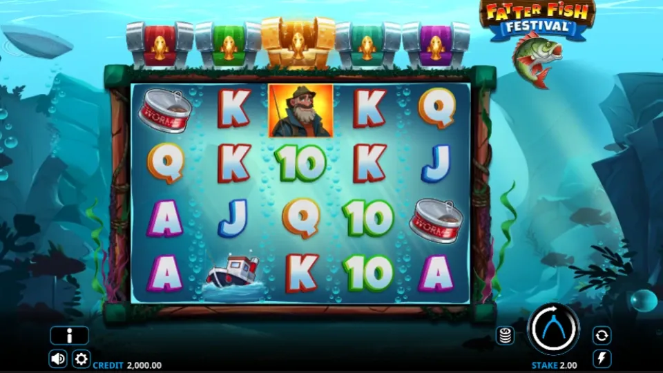 Spelplan med undervattensvy, fiskare, båt och vinstpriser ovanför hjulen i Fatter Fish Festival.